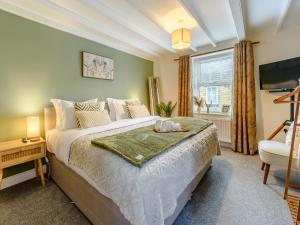 una camera da letto con un letto grande e una finestra di Percy's Cottage a Castleton