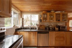 Dapur atau dapur kecil di Sweet Root Hollow