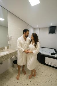 a man and a woman standing in a bathroom at Hotel Salute Brasília l SLEEP HOTÉIS in Taguatinga +22 photos