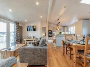 ein Wohnzimmer mit einem Esszimmer und einer Küche in der Unterkunft Heather Lodge in Willington