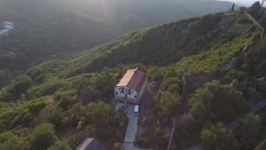una vista aérea de una casa en una colina en Galavnis Kari Hotel, en Signagi