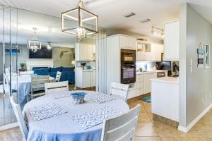 Una cocina y un comedor con mesa y sillas. en Steps to Ocean, Pool Access! Daytona Beach Gem, en Daytona Beach