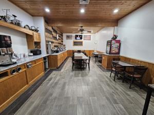Η κουζίνα ή μικρή κουζίνα στο Baymont Inn Baldwin