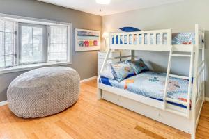 1 dormitorio con 2 literas y reposapiés en Steps to Ocean, Pool Access! Daytona Beach Gem, en Daytona Beach 25 fotos más