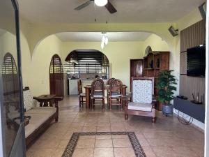 a living room with a table and chairs at Casa Fátima in Tequesquitengo