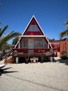 コキンボにあるTropical Cabaña Bの赤白の家 +2枚の写真