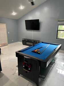 Τραπέζι μπιλιάρδου στο 4BR Lakeview vacation home with 5beds, sleeps 10, Game Room, Mins to Sawgrass Mills