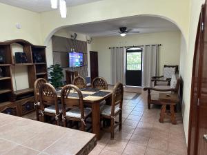 a living room with a dining room table and chairs at Casa Fátima in Tequesquitengo