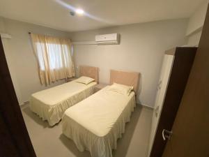 una stanza d'ospedale con due letti e una finestra di Encantador apartamento de 2 dormitorios a Luque Altre 4 foto