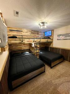 Postel nebo postele na pokoji v ubytování 'No Wake Lake Escape' Gameroom /Dual Masters /Dock