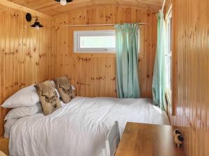 Ένα ή περισσότερα κρεβάτια σε δωμάτιο στο Shepherds Cabin - Uk48225