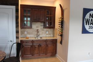 Kuchyň nebo kuchyňský kout v ubytování 'No Wake Lake Escape' Gameroom /Dual Masters /Dock + 42 fotografií