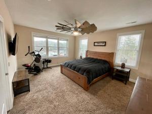 Postel nebo postele na pokoji v ubytování 'No Wake Lake Escape' Gameroom /Dual Masters /Dock