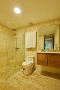 Ένα μπάνιο στο Escape Oasis in Playa Dorada Pool & Beach