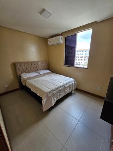 un dormitorio con una cama y una ventana en Acomodação Ideal Samambaia, en Ananindeua