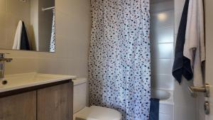 a bathroom with a toilet and a shower at Departamento 4 personas in Osorno +18 photos