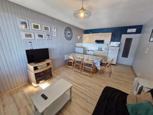 a living room with a table and a kitchen at Appartement confortable pour 7 pers. près des pistes avec WIFI - FR-1-814-153 in Super Besse