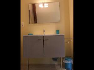 ein Badezimmer mit Waschbecken und Spiegel in der Unterkunft Gîte convivial à Guérande avec terrasse au calme - FR-1-306-1318 in Clis