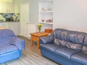 una sala de estar con un sofá y una mesa en Ash - Uk38688, en Bideford