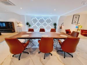 a dining room with a table and chairs at Appartement haut standing au cœur de Douai avec wifi, climatisation et terrasse - FR-1-510-235 in Douai