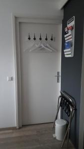 een kamer met een witte deur met hangers bij JamieK's BnB in Amsterdam