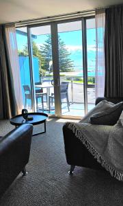 Χώρος καθιστικού στο Waves Kaikoura Luxury Waterfront Apartment 1 +19 φωτογραφίες