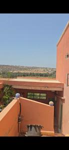 une vue depuis le balcon d'un immeuble dans l'établissement Ferme dar naciri, 