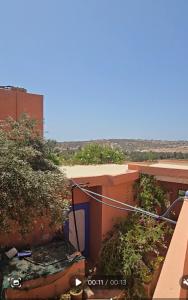 une vue depuis le balcon d'un immeuble dans l'établissement Ferme dar naciri, 