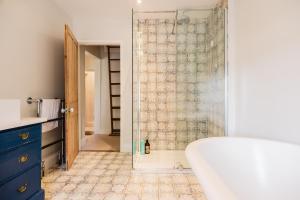 Un baño con ducha con bañera y lavabo. en Historic 3 Bedroom Cottage in the Cotswolds, en Idbury 130 fotos más