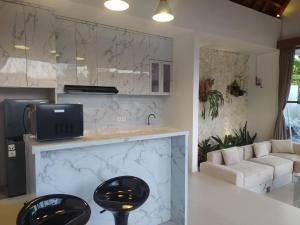 Η κουζίνα ή μικρή κουζίνα στο Hakimi Villa