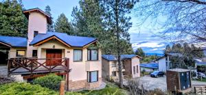una casa con techo azul en Casa Barrio La Colina 15 pax, en San Carlos de Bariloche