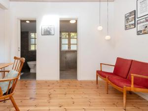 un soggiorno con un divano rosso e un tavolo di 8 person holiday home in Rømø a Kongsmark