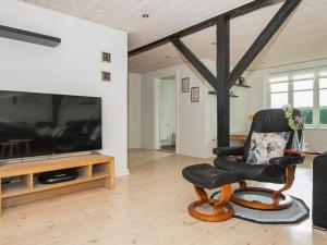TV a/nebo společenská místnost v ubytování 20 person holiday home in Ørsted