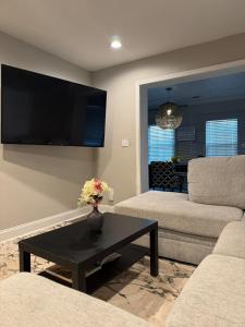 Una sala de estar con un sofá y una mesa con televisión. en Calm & Cozy Modern Escape, en Atlanta 18 fotos más