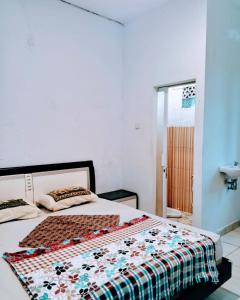 CigunturAlvaro Resort Bukit Angin的一间卧室，床上铺着被子