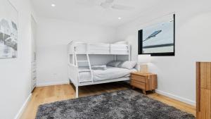 Ένα ή περισσότερα κρεβάτια σε δωμάτιο στο Pacific Chill 2 Mins Walk to Beach