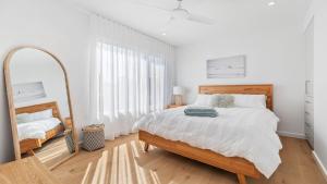 Ένα ή περισσότερα κρεβάτια σε δωμάτιο στο Pacific Chill 2 Mins Walk to Beach