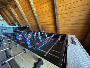 an overhead view of a ping pong table in a room at Cabaña Tlazocalli in Zacatlán