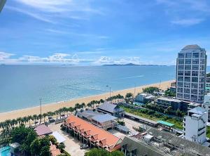 a view of a beach with a building and the ocean at 泰国芭提雅别墅 近中天海滩泳池别墅 in Jomtien Beach