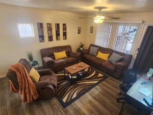 Χώρος καθιστικού στο 2-bed condo, cook-ready kitchen, and laundry, 5-8 minutes from University of Arizona and downtown Tucson