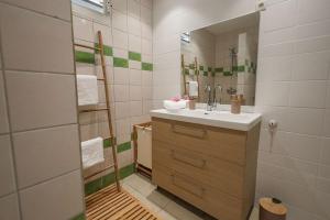 Koupelna v ubytování Villa La Papaye Jaune 3 ch, tous commerces accessibles à pieds + 12 fotografií