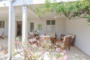 Patio nebo venkovní prostory v ubytování Villa La Papaye Jaune 3 ch, tous commerces accessibles à pieds