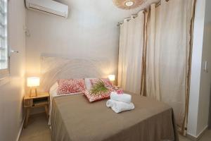 Postel nebo postele na pokoji v ubytování Villa La Papaye Jaune 3 ch, tous commerces accessibles à pieds