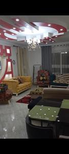 Ruang duduk di كومباوند دار مصر شرق المعهد بالعاشر من رمضان +10 gambar