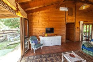 ekran na ganku z telewizorem i krzesłem w obiekcie Rural Tarifa Beach Las Cabañas w mieście Tarifa
