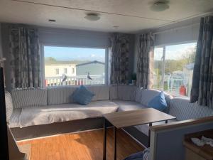 Ruang duduk di The Captain's Quarters, at Crimdon Dene Holiday Park