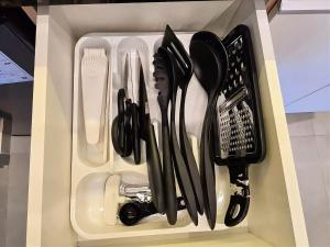 a drawer filled with utensils in a kitchen at Flat em Porto de Galinhas com Varanda, Aconchegante, Próximo ao Mar e ao Centro Comercial in Porto De Galinhas +35 photos