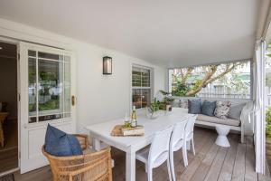 een eetkamer met een witte tafel en stoelen bij Robin 4270 in Plettenbergbaai