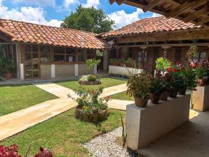 a garden with potted plants in front of a building at La Herencia de los Abuelos in Zacatlán