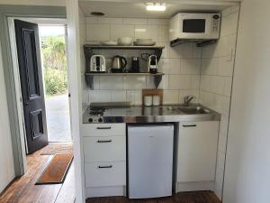 Η κουζίνα ή μικρή κουζίνα στο Beautiful & Unique - The Chapel on the Olive Grove